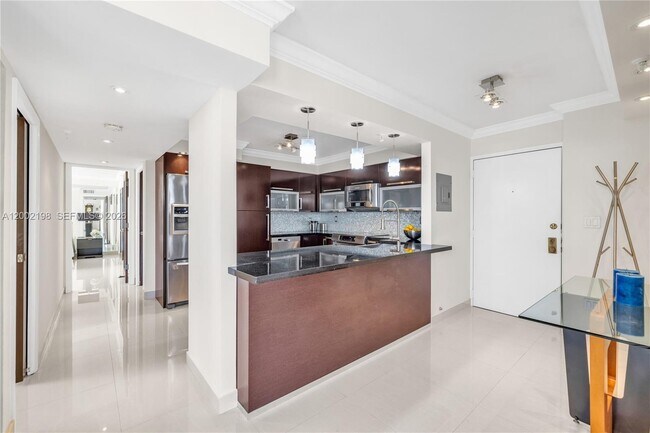 Building Photo - 1623 Collins Ave