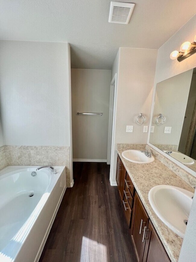 Building Photo - Charming 3 Bedroom Home In Falcon Highlands Available Now!