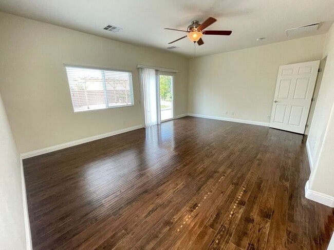 Building Photo - Carry Over Showing: This property has been shown before and will be rented to the first most qual...