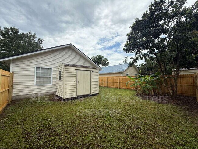 Building Photo - 324 Lena St