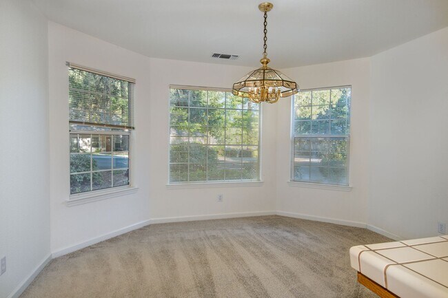 Building Photo - Spacious 3 Bedroom 2 Bathroom Home in Conv...