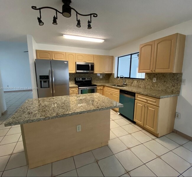 Building Photo - 10225 SW 144th Ct
