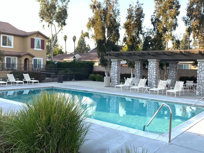 Building Photo - Beautiful 2 Bedrooms,  2.5 Bath Townhome with 2 Car Attached Garage in Ontario