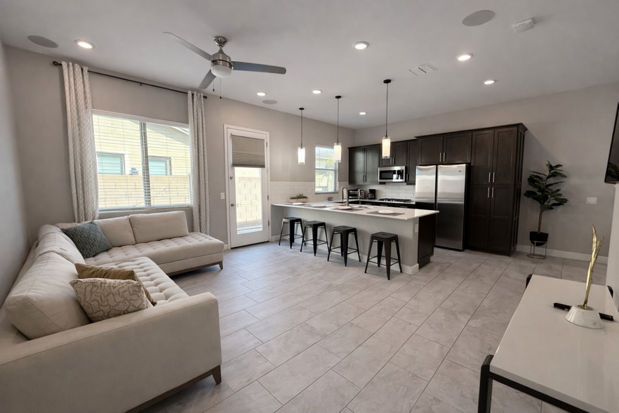 Building Photo - 2506 E Pleasant Ln