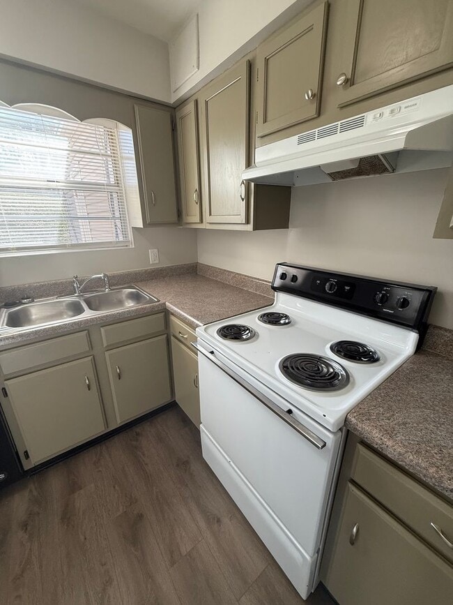 Building Photo - W Ray