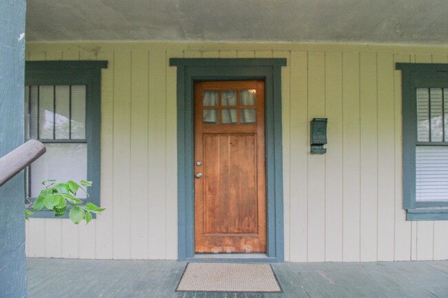 Building Photo - Charming home in the East Campus neighborhood