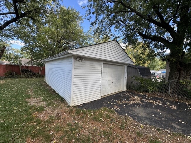 Building Photo - 13506 Bennington Ave