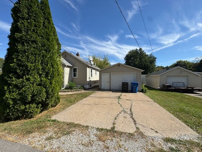 Building Photo - Updated 2 Bedroom Home with Central Air, H...