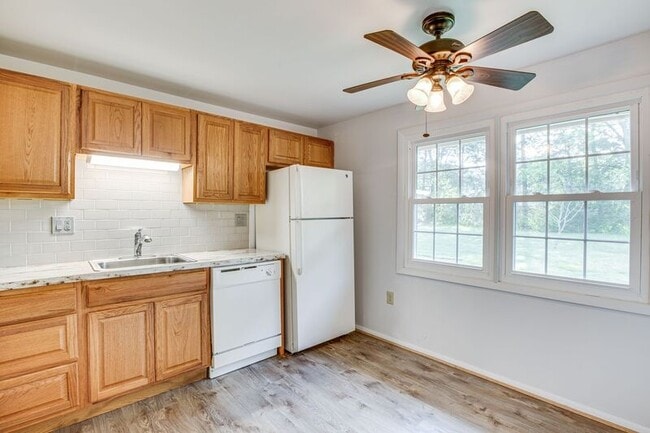 Building Photo - 825 Barkley Dr