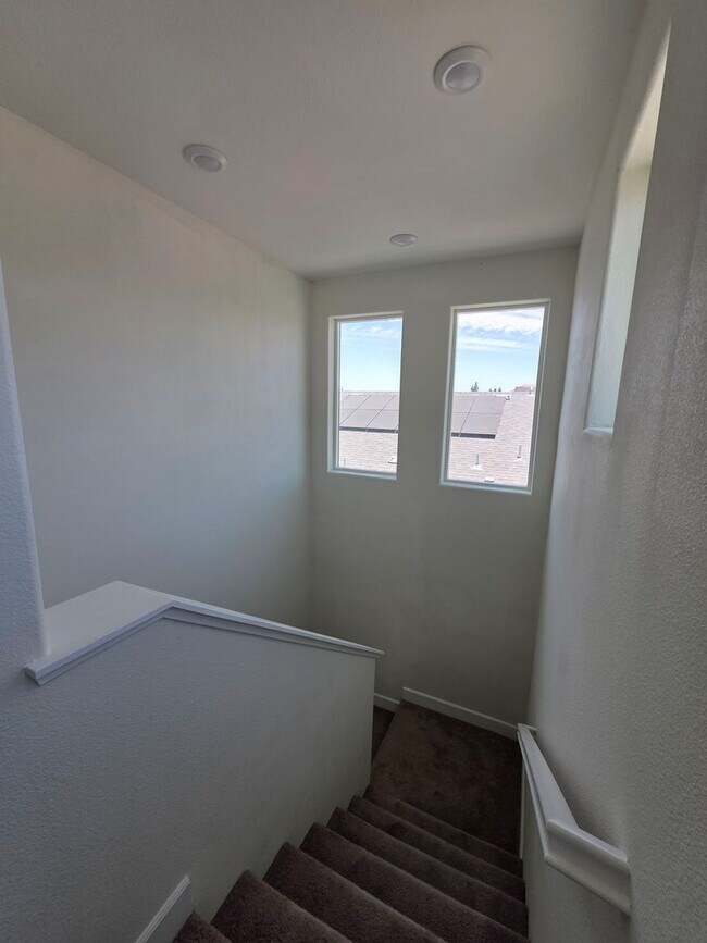 Building Photo - Newer 5 Bedroom 4.5 Bathroom in SE Visalia!! Coming soon!!