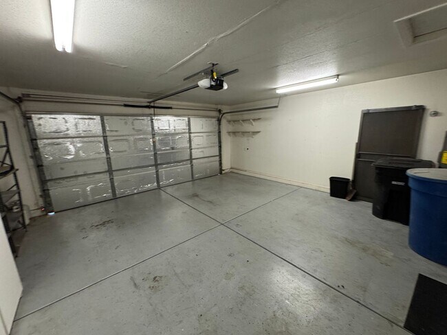 Building Photo - 1119 N Carriage Ln