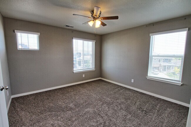 Building Photo - 6 bed 4 bath 3 car garage Crystal Valley Ranch house