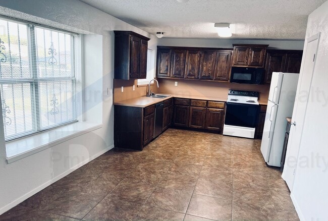 Building Photo - AVAILABLE NOW!!! Charming 3-bedroom, 2-bat...