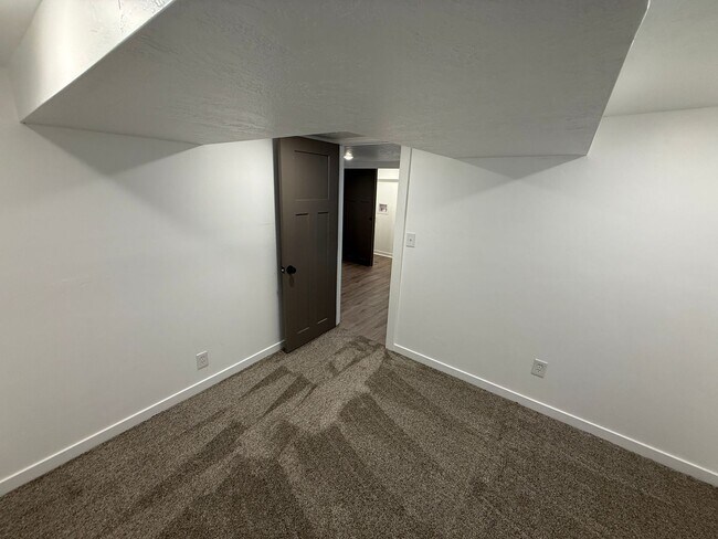 Building Photo - Newley renovated 4 bedroom home!