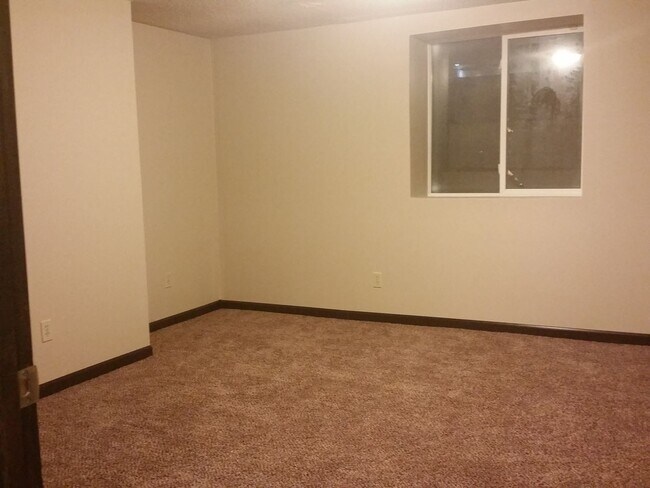 Building Photo - HUGE 4 bedroom 3 bath house for rent