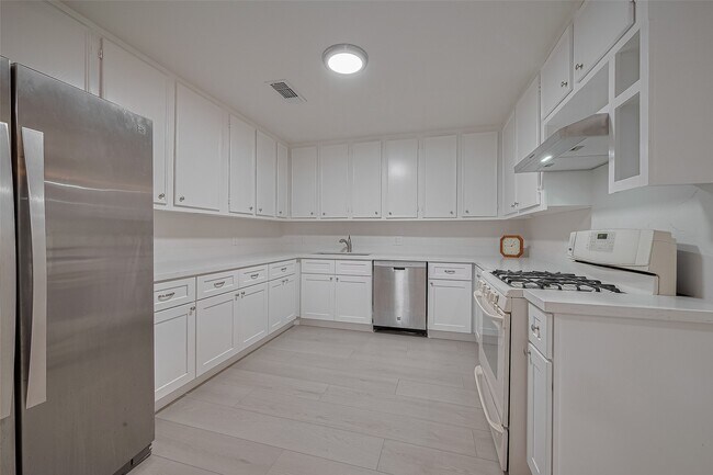 Building Photo - 8715 Guinevere St