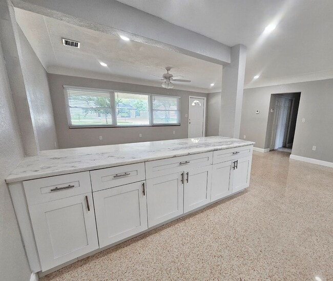 Building Photo - 3 Bedroom 2 Bath in Riveria Bay of St. Pete