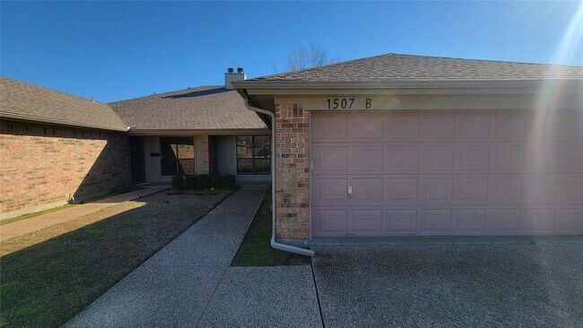 Building Photo - Discover this inviting 3 bedroom, 2 bathroom rental nestled in Cleburne, Texas, offering a spacio...