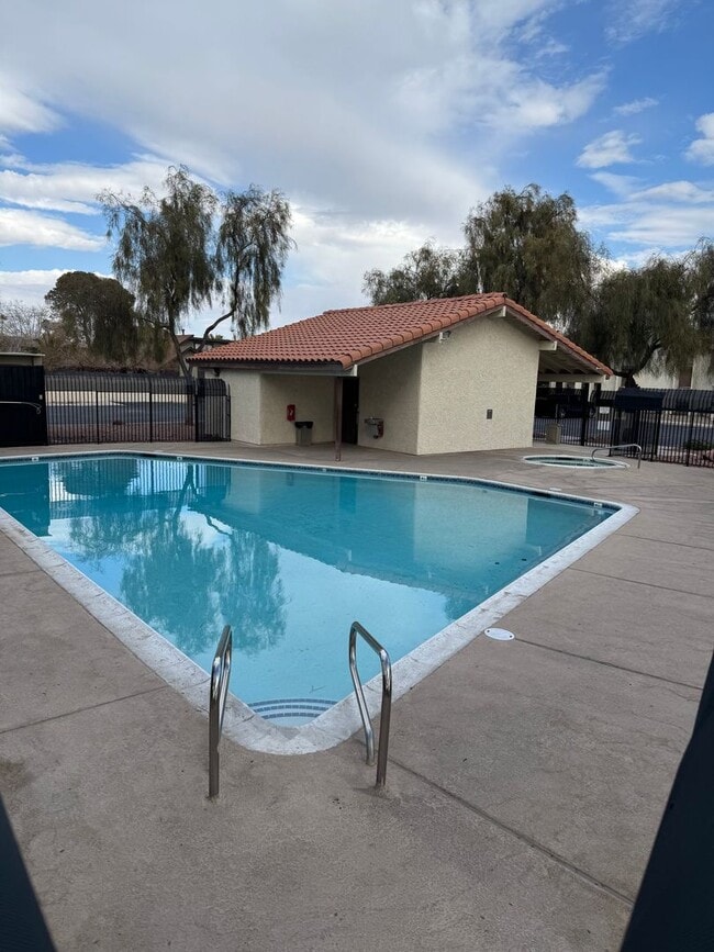 Building Photo - Beautifully Renovated 2 Bedroom Condo - Partially Furnished