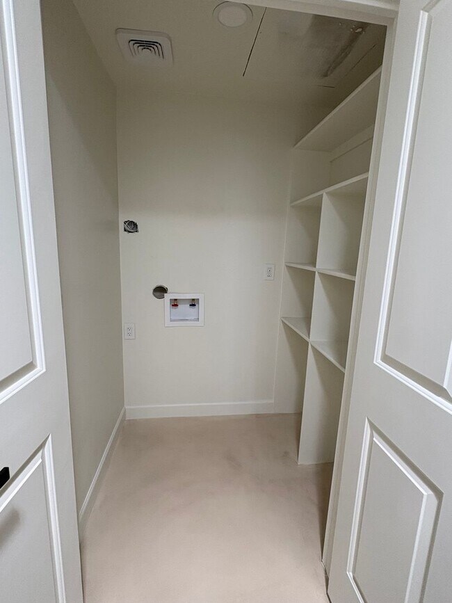 Building Photo - 3 Bedroom 2 Bath by Reid Park !