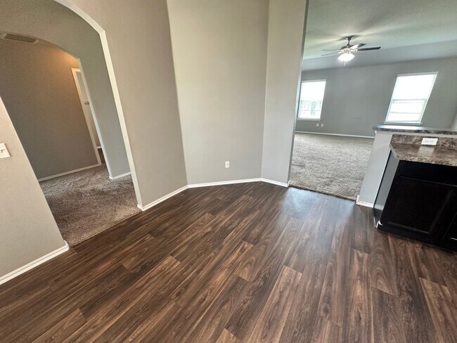 Building Photo - 3 bed 2 bath in Mustang- Move in Special!