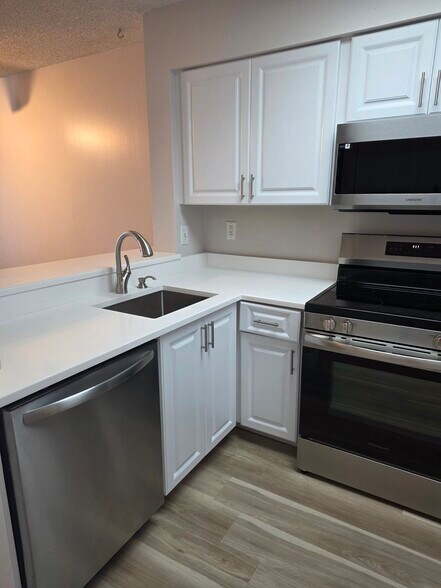 Kitchen - 2222 N Cypress Bend Dr