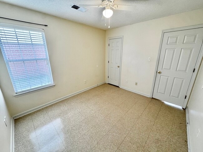Building Photo - 1468 S Goodlett Grove Cove