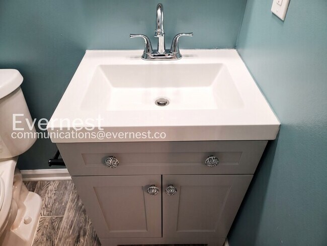 Building Photo - 3-Bed/2-Bath Modern Town Home with Fenced Yard!/Pet Friendly/Available Soon!