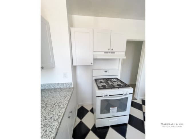 Building Photo - REMODELED TOP FLOOR 2BR/1BA IN SMALL AND Q...