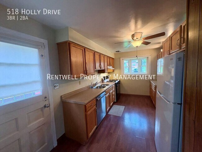 Building Photo - 518 Holly Dr