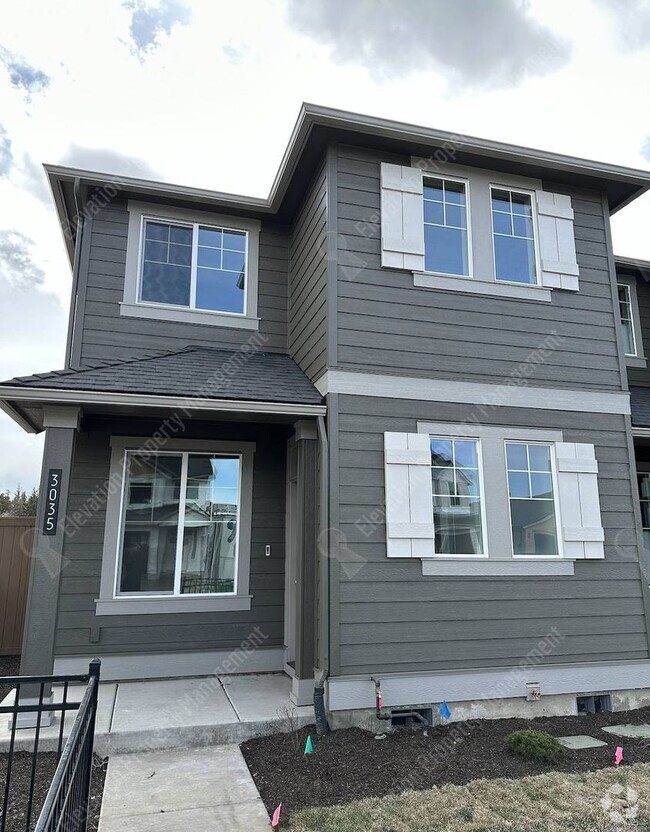 Building Photo - Petrosa Townhouse 3 BR - 2 ½ BA w/ loft