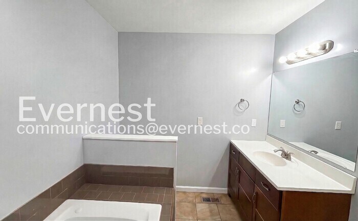 Building Photo - 1300 S Lyerly St