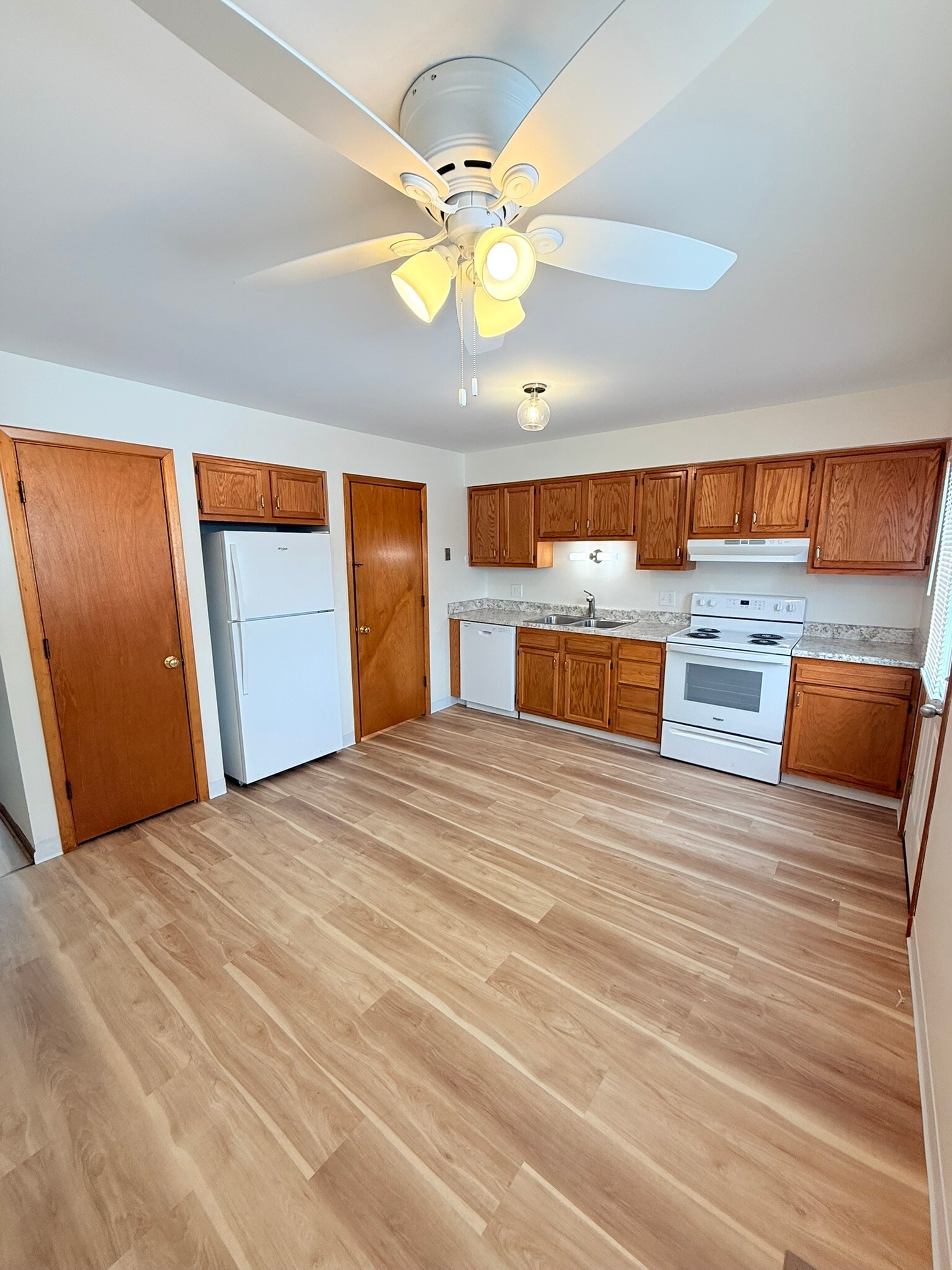 kitchen - 20 Eastgate Ave W