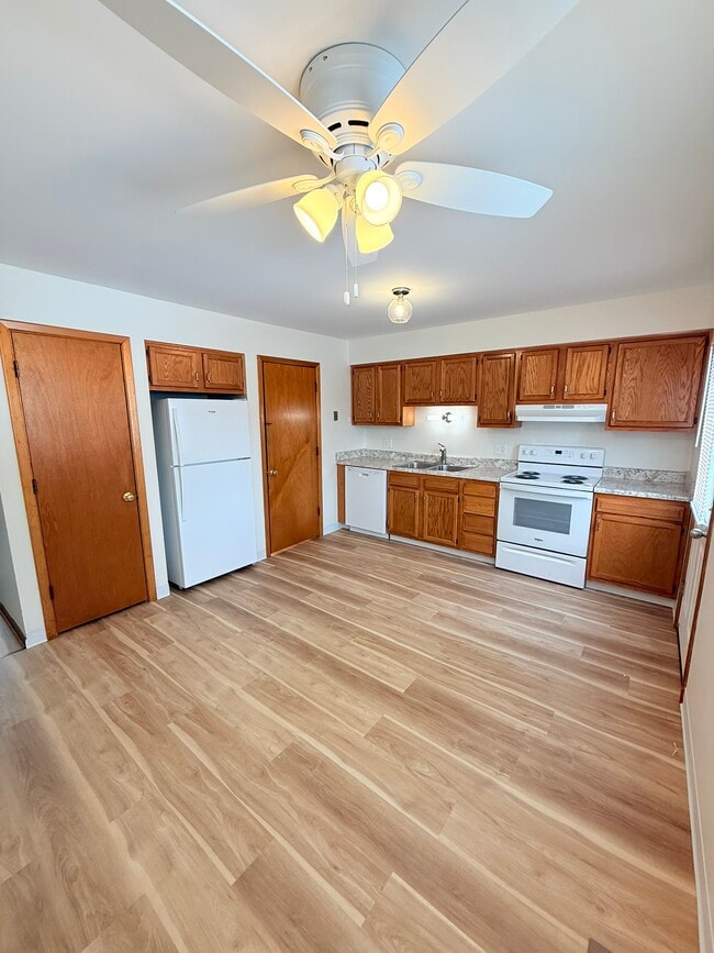 kitchen - 20 Eastgate Ave W