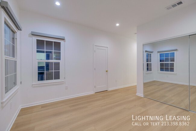 Building Photo - Stunningly Remodeled 3-Bed, 2-Bath Duplex ...