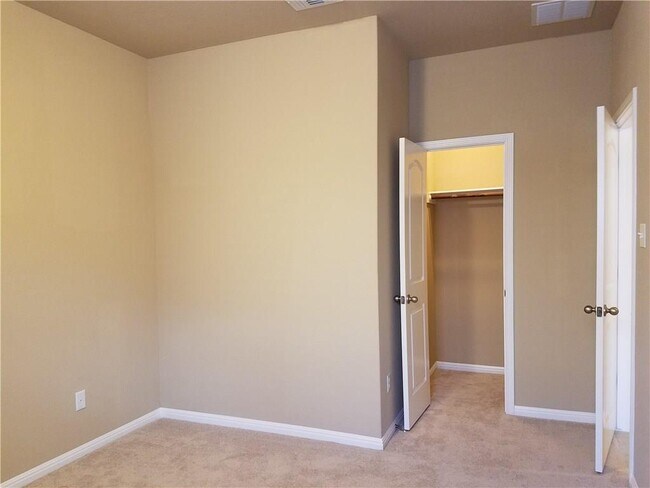 Building Photo - 743 Easton Dr