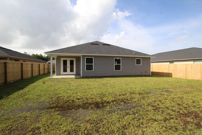 Building Photo - Coming March 16th — Upgraded 3-Bed, 2-Bath Pace Home in The Woodlands with Open Floor Plan, Bonus...