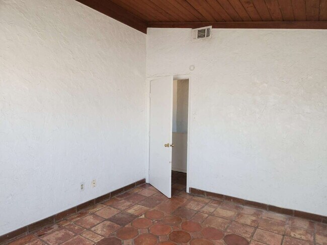 Building Photo - Charming 2-bedroom, 1-bath home available ...