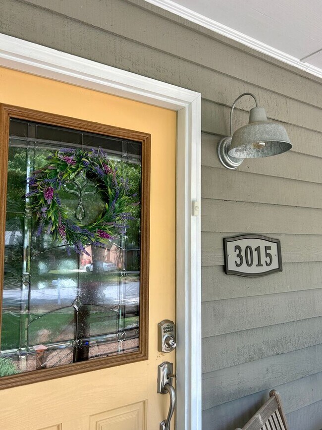 Building Photo - Fabulous 4 Bedroom 3 Bathroom Home with Pr...