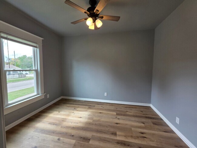 Building Photo - 840 S Maple Ave