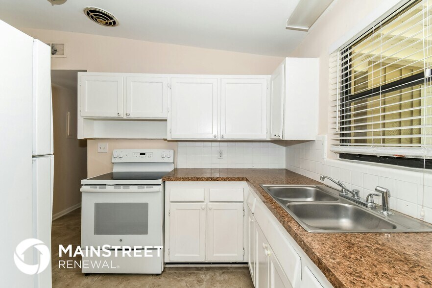 Building Photo - 1044 Legay Ave