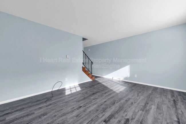 Building Photo - 880 N Meadows Ct