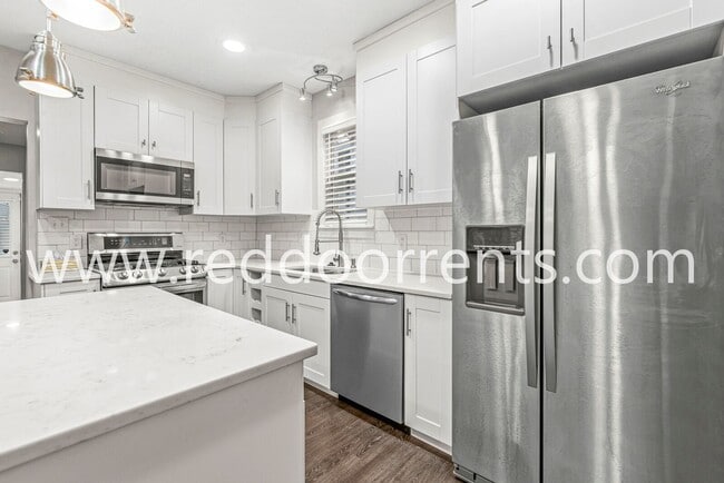 Building Photo - 2028 Hoyt Ave