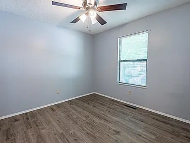 Building Photo - 3 Bed 2 Bath 2 Car Garage 1/2 off 1st Months Rent