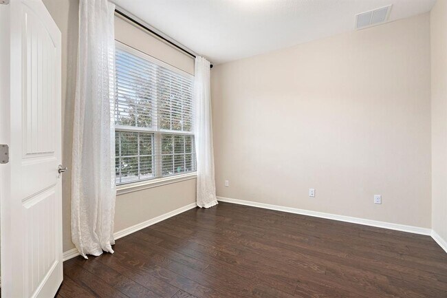 Building Photo - 2406 Yorkshire Ln
