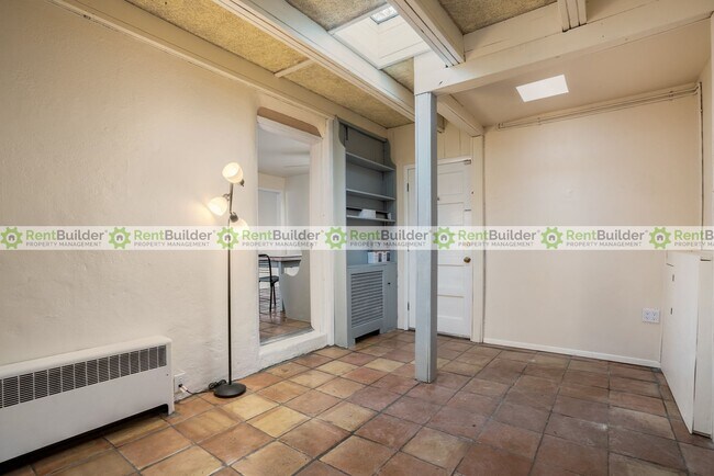 Building Photo - 1301 Alvarado Dr NE