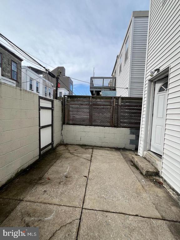 Building Photo - 2430 Carpenter St