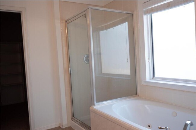 Building Photo - 102 N Queenscliff Cir