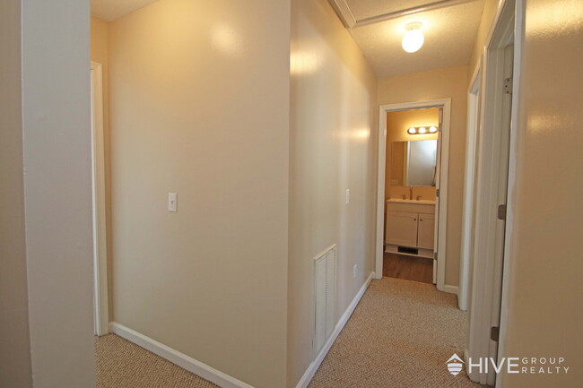 Building Photo - 1041 Oriole Ln
