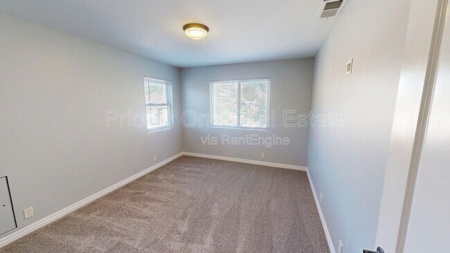 Building Photo - 2025 Cypress Ave.